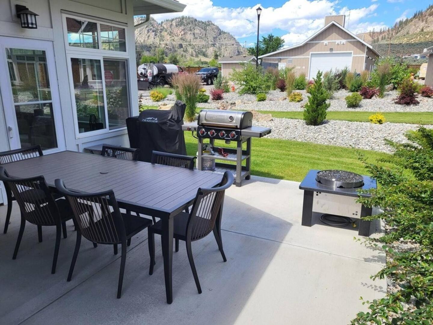 2 King Bedrooms - Walking Distance To Pools Osoyoos Exterior photo