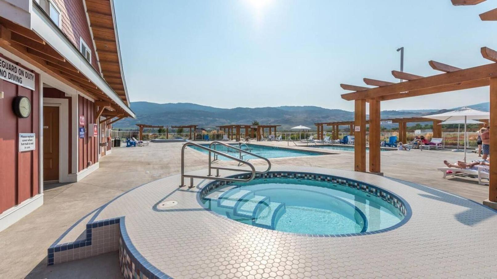 2 King Bedrooms - Walking Distance To Pools Osoyoos Exterior photo