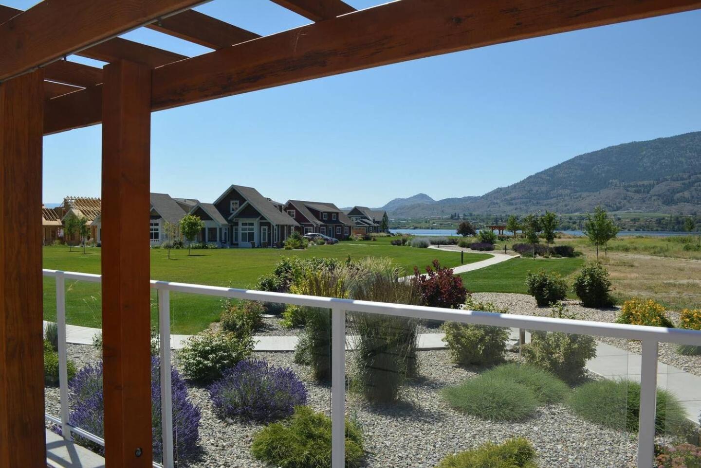 2 King Bedrooms - Walking Distance To Pools Osoyoos Exterior photo